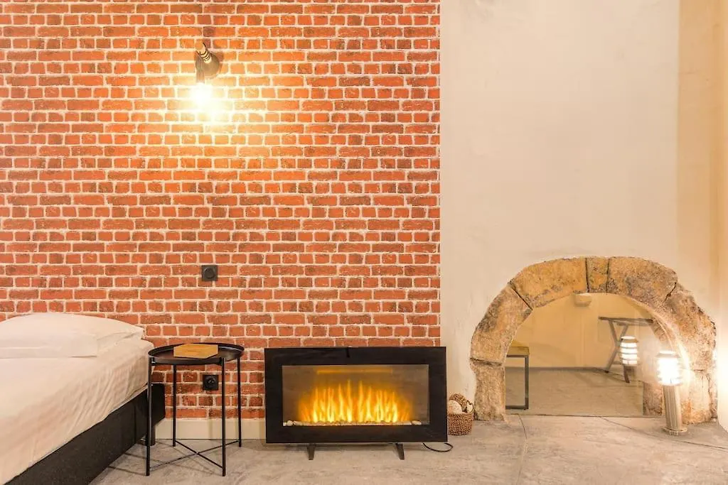 Industrial-Style Studio With Bathtub, Vieux-Lyon Apartment Lyon