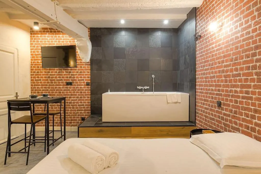 Industrial-Style Studio With Bathtub, Vieux-Lyon France
