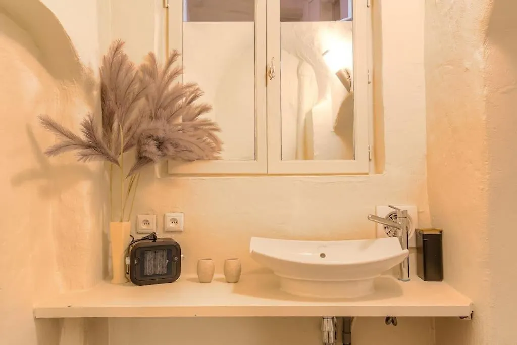 Industrial-Style Studio With Bathtub, Vieux-Lyon Apartment Lyon